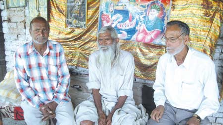 Vinod Sahani (extreme right) sitting with two other spies whom he knew from Multan jail.