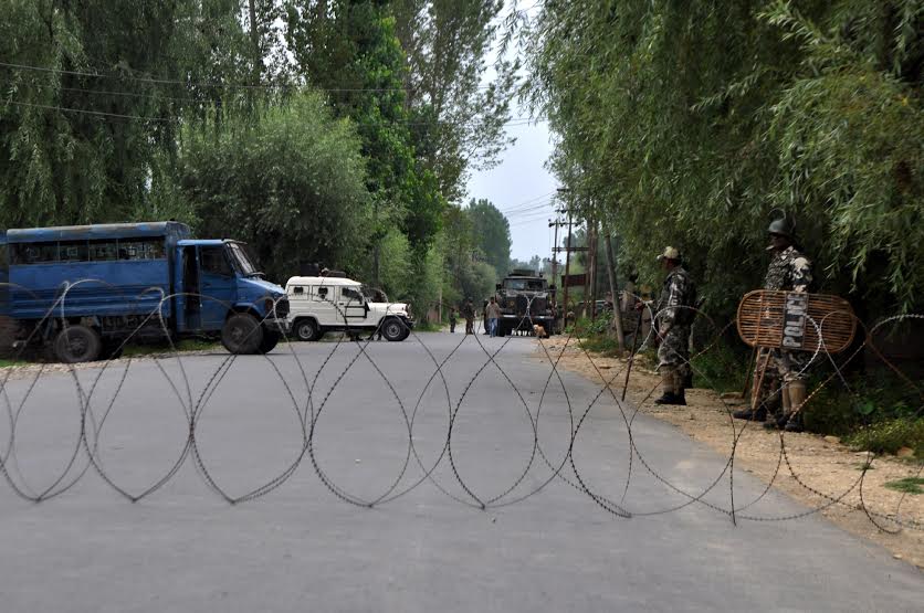 Islamabad district was sealed on Monday to disallow Hurriyat called march. (KL Image: Shah Hilal)